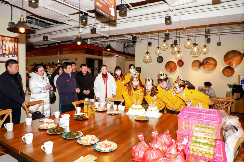 党委书记冯印涛看望慰问taptap点点冬奥志愿者