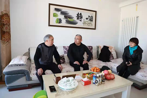 学院领导慰问部分老干部、老党员和困难党员、困难教职工