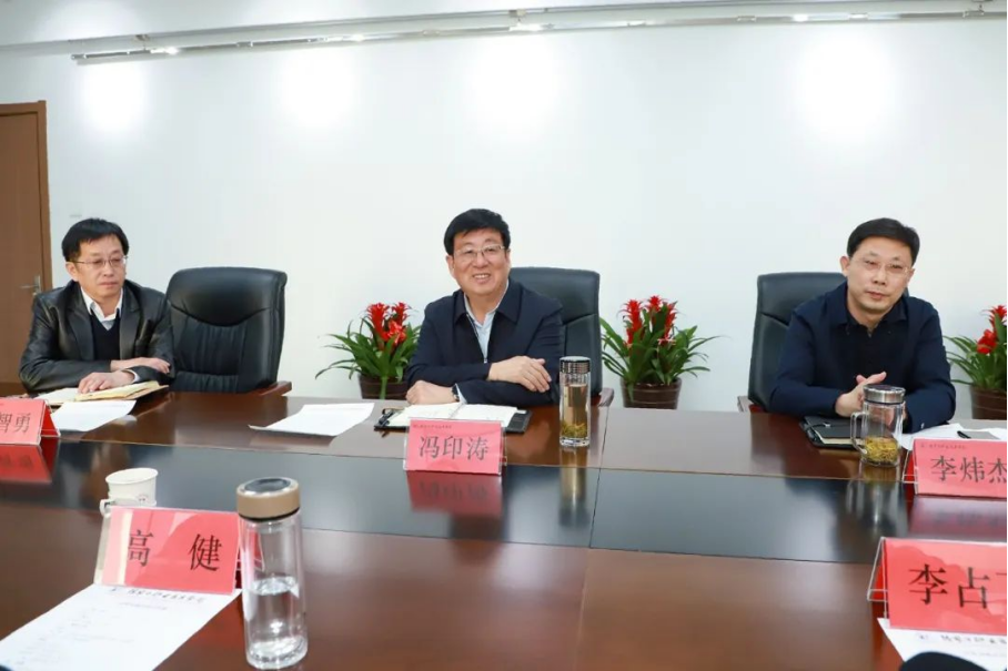 学院党委书记冯印涛就重点项目推进与到访企业座谈