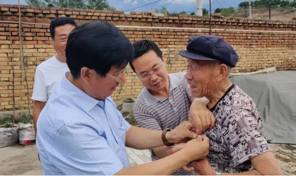 学院领导看望慰问taptap点点定点帮扶村老党员