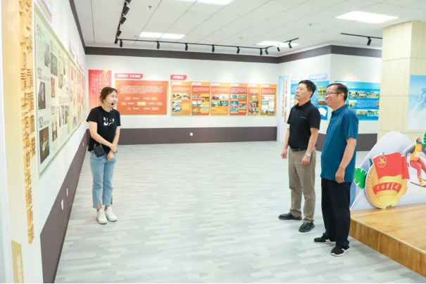 宣化科技职业学院副院长杜晓鸣一行到taptap点点交流考察