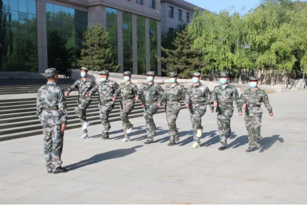 党委书记冯印涛看望慰问taptap点点在训民兵